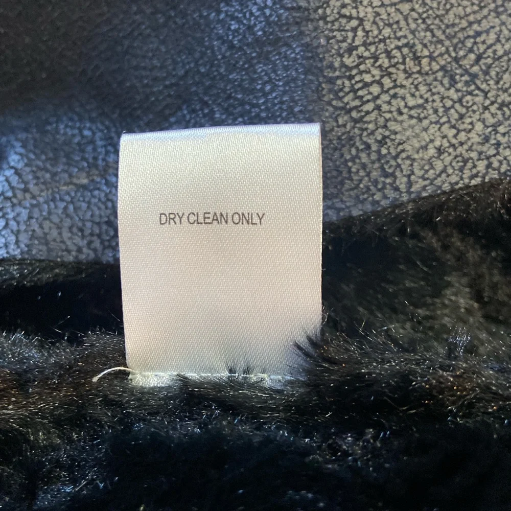 Women's Black Faux Fur Collar Vest - Picture 9 of 9